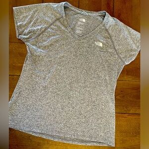 North Face V Neck T-shirt, size L